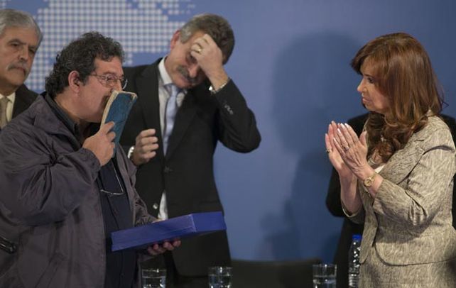 Emoción. Un ex combatiente besa un cuaderno que perdió en las Malvinas.