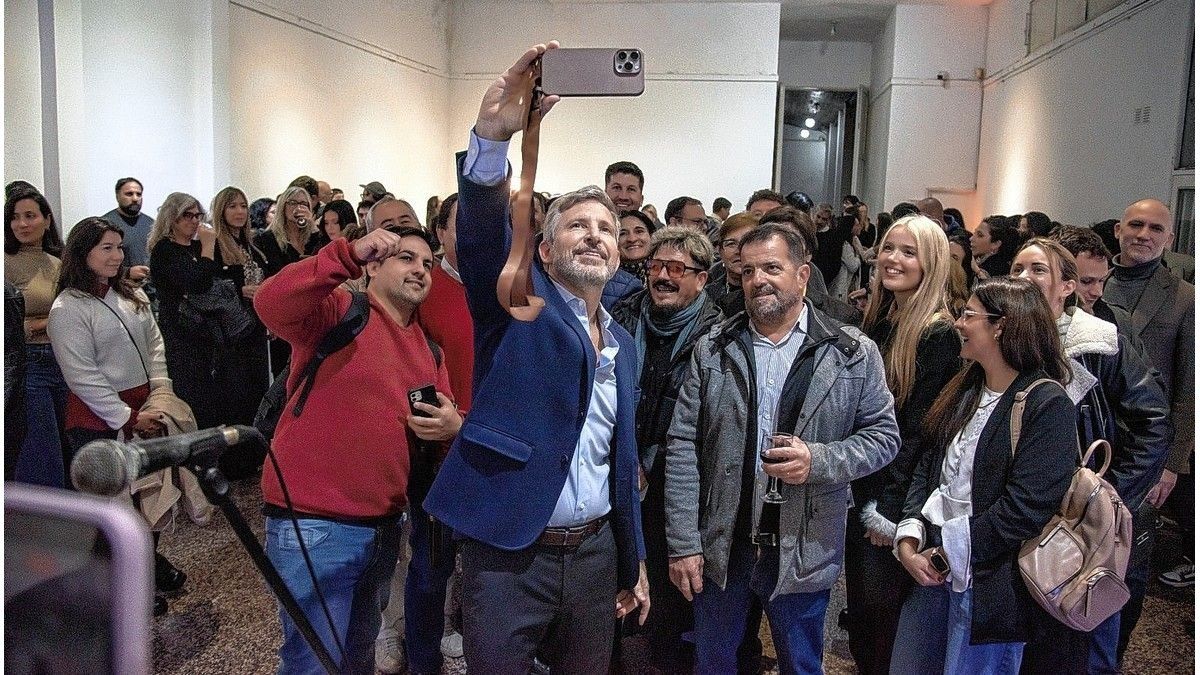 El gobernador homenajeó a periodistas y destacó su rol clave para la democracia