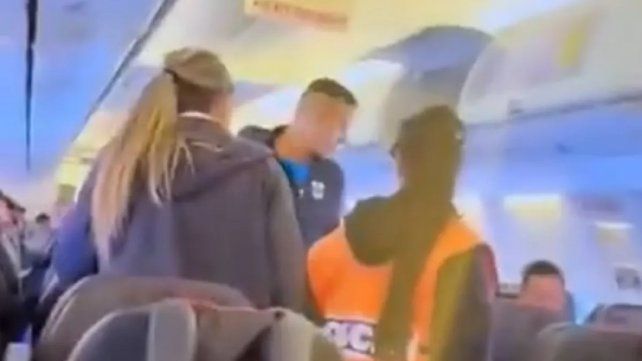 Un jugador de Gimnasia de Jujuy gritó bomba en un avión y terminó esposado
