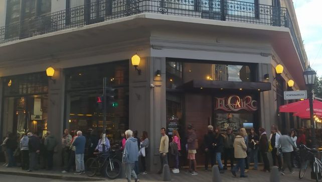 ¿Foto de la crisis?: una cuadra de cola para ver gratis en El Cairo una película de hace cinco años