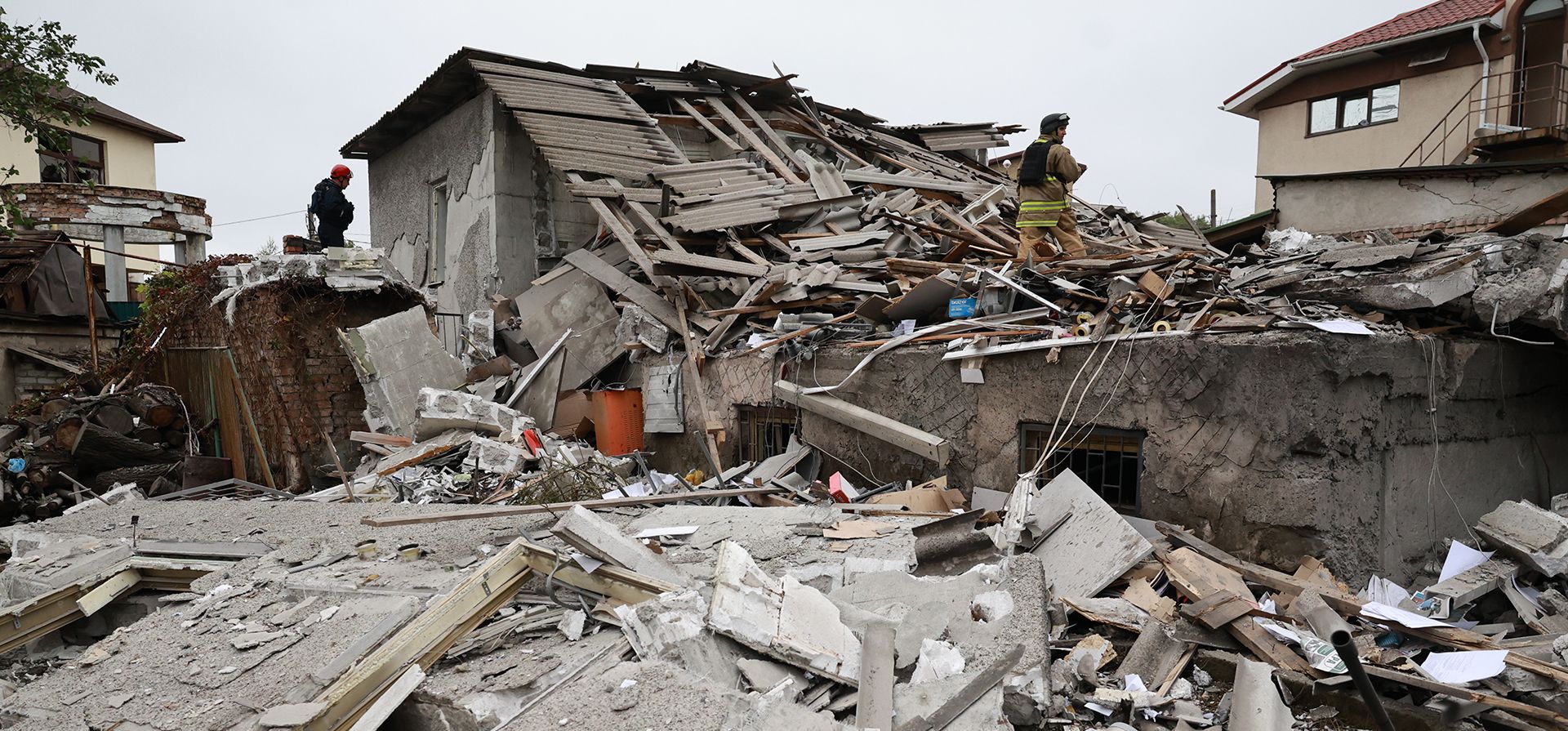 Equipos de rescate retiran los escombros de un edificio residencial destruido por un ataque aéreo ruso en Zaporiyia, Ucrania, el miércoles 14 de octubre de 2026. (Foto AP/Kateryna Klochko) Equipos de rescate retiran los escombros de un edificio residencial destruido por un ataque aéreo ruso en Zaporiyia, Ucrania, el miércoles 14 de octubre de 2026. (Foto AP/Kateryna Klochko)