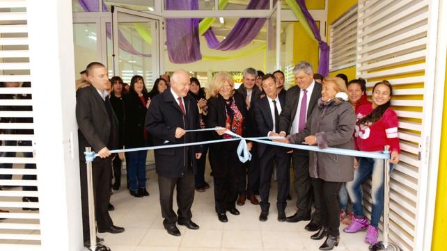 corte de cinta. Las autoridades inauguraron el flamante edificio.