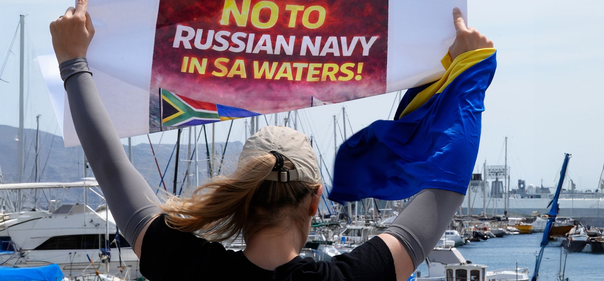 Un manifestante protesta contra la presencia naval rusa en el puerto de Simon's Town, Ciudad del Cabo, Sudáfrica, el viernes 9 de enero de 2026. (Foto AP/Nardus Engelbrecht)