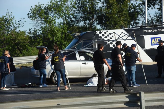 El cuerpo de Maxi fue retirado del auto por los peritos de la AIC. Tenía un balazo en la cabeza.
