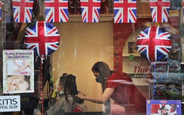 Tras meses de encierro los ingleses retoman las actividades restringidas