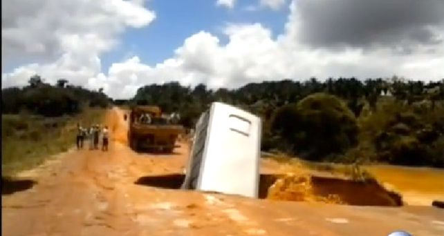 La crecida del río provocó un socavón bajo la estructura del puente que provocó la caída del micro.