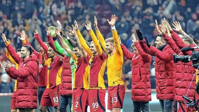 Los jugadores de Galatasaray donarán el sueldo para las víctimas del sismo que dejó más de 35.000 de muertos en Turquía. Los jugadores de Galatasaray donarán el sueldo para las víctimas del sismo que dejó más de 35.000 de muertos en Turquía.