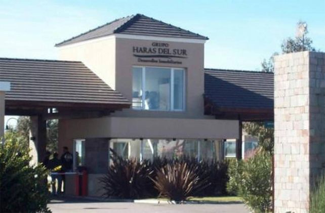 Un hombre fue hallado muerto esta mañana en su casa de un country de La Plata.