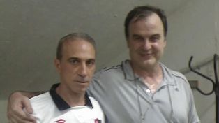Pancho junto a su máximo ídolo Marcelo Bielsa, con el que compartió cancha en las inferiores.