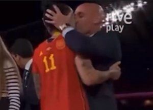 El presidente de la Federación Española besó en la boca a una jugadora