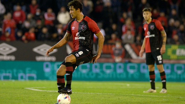 &nbsp;Canale domina el balón en uno de los doce partidos que jugó en Newell’s