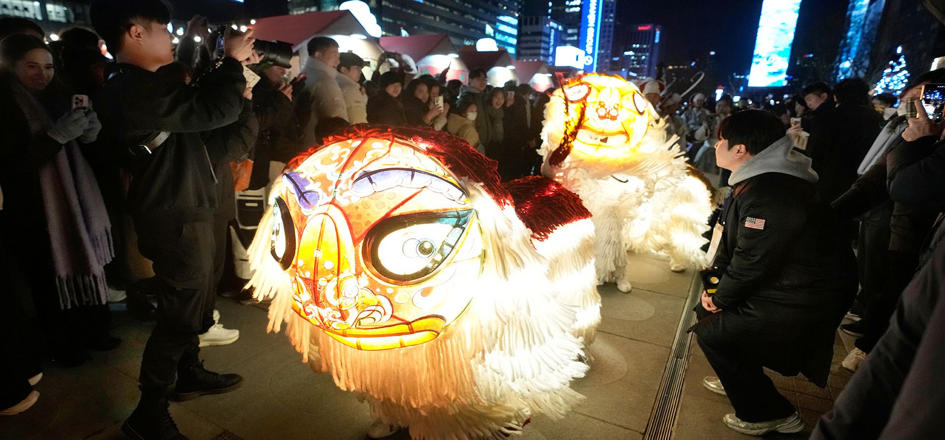 Bailarines actúan durante la Fiesta de Invierno de Seúl en la plaza Gwanghwamun de Seúl, Corea del Sur, el viernes 12 de diciembre de 2025. (Foto AP/Ahn Young-joon) Bailarines actúan durante la Fiesta de Invierno de Seúl en la plaza Gwanghwamun de Seúl, Corea del Sur, el viernes 12 de diciembre de 2025. (Foto AP/Ahn Young-joon)