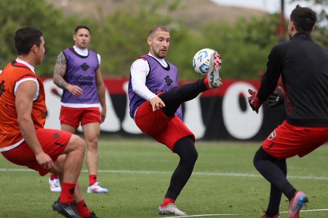 Matko Miljevic y Éver Banega estarían en la creación del fútbol de Newells ante el Ferroviario.