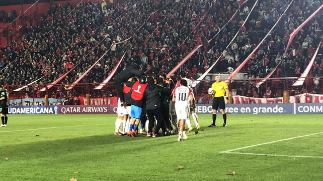 Burián fue el héroe y Colón se metió en cuartos de final de la Sudamericana