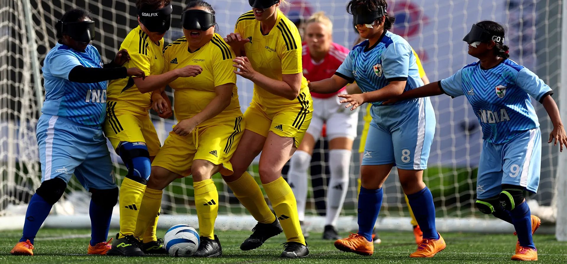 Birmingham, Reino Unido. Suecia juega contra India en un partido de fútbol femenino para ciegos en los Juegos Mundiales IBSA. Fotografía: Lee Smith/Reuters Birmingham, Reino Unido. Suecia juega contra India en un partido de fútbol femenino para ciegos en los Juegos Mundiales IBSA. Fotografía: Lee Smith/Reuters
