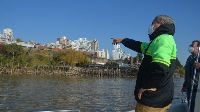 Defensa Civil monitorea desde una embarcación la zona de barrancas. (Foto: Defensa Civil)