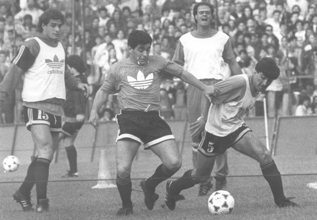 Diego protagonizó el 13 de septiembre un multitudinario entrenamiento en el césped del estadio Coloso del Parque Independencia.&nbsp;