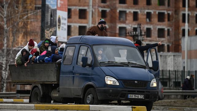 Habilitan corredores humanitarios para evacuar ucranianos