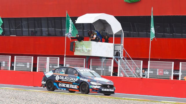 El Patito Yannantuoni recibe la bandera a cuadros tras el gran sobrepaso a Leonel Pernía. Eso le valdría la victoria en Termas en el TN Clase 3.