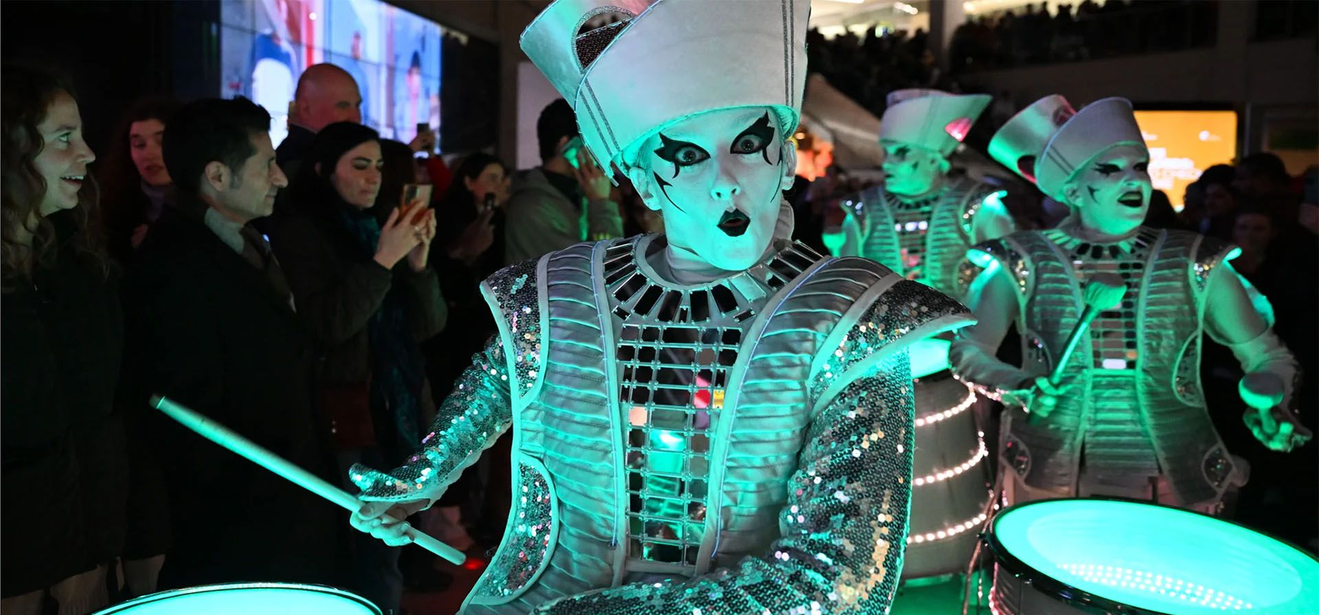 La Noche de la Luz de Leeds es el festival anual de arte y luz más grande del Reino Unido, que ilumina los edificios de la ciudad como parte de Light Up the North, una red de festivales de luz en pueblos y ciudades del norte, Yorkshire, Reino Unido. Fotografía: Rasid Necati Aslim/Anadolu/Getty Images La Noche de la Luz de Leeds es el festival anual de arte y luz más grande del Reino Unido, que ilumina los edificios de la ciudad como parte de Light Up the North, una red de festivales de luz en pueblos y ciudades del norte, Yorkshire, Reino Unido. Fotografía: Rasid Necati Aslim/Anadolu/Getty Images