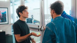 Franco Colapinto dialoga con Pierre Gasly y Steve Nielsen, en el hospitality de Alpine de Canadá.