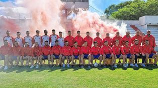 El plantel y cuerpo técnico de Atlético Paraná en la imagen institucional previa al inicio de la temporada.&nbsp;