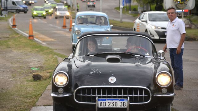 Desfiló la caravana de autos clásicos y antiguos por el túnel subfluvial