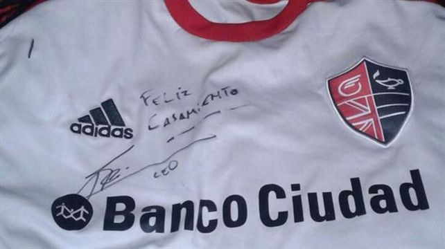 Messi lo hizo: le firmó la camiseta de Newells a Cecilia y habrá casamiento en Mendoza
