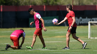 Gabriel Heinze parece querer darle la pelota a Brian Aguirre. El extremo tiene chance de reemplazar a Panchito González.