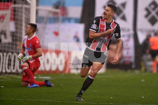 Chacarita volvió a Primera con un exjugador de Unión como máxima figura