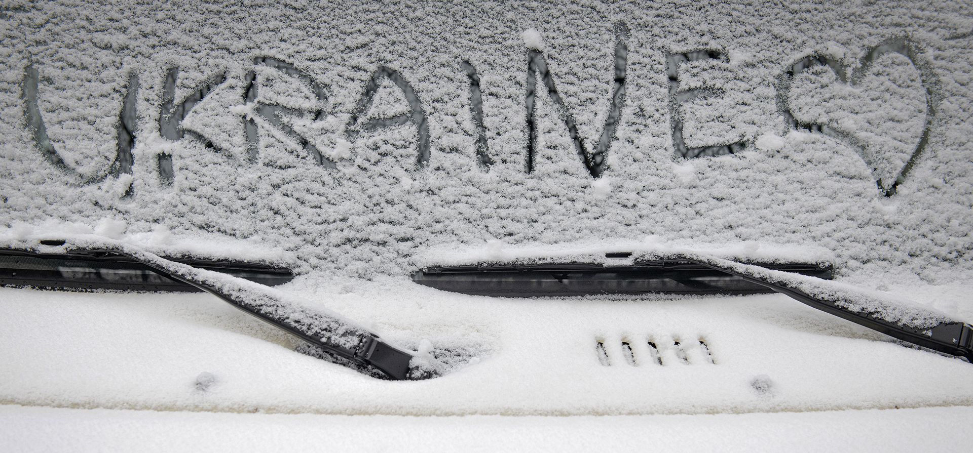 Un corazón está diseñado junto a la palabra "Ucrania" en el parabrisas de un automóvil cubierto por una ligera nevada en el centro de Kyiv, Ucrania, el jueves 17 de noviembre de 2022. Foto: AP/Andrew Kravchenko