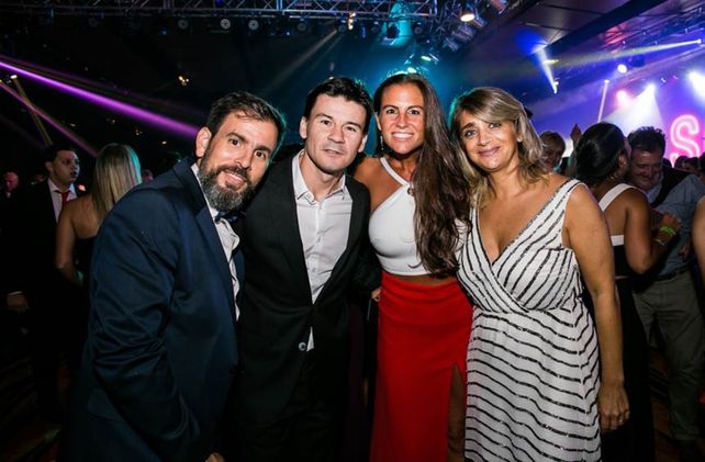 Autocrédito. Guido Fitipaldi y Guillermo Coria con sus esposas.&nbsp;