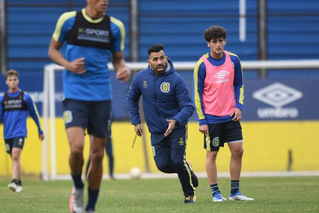 Carlos Tevez ya se vistió como entrenador de Central