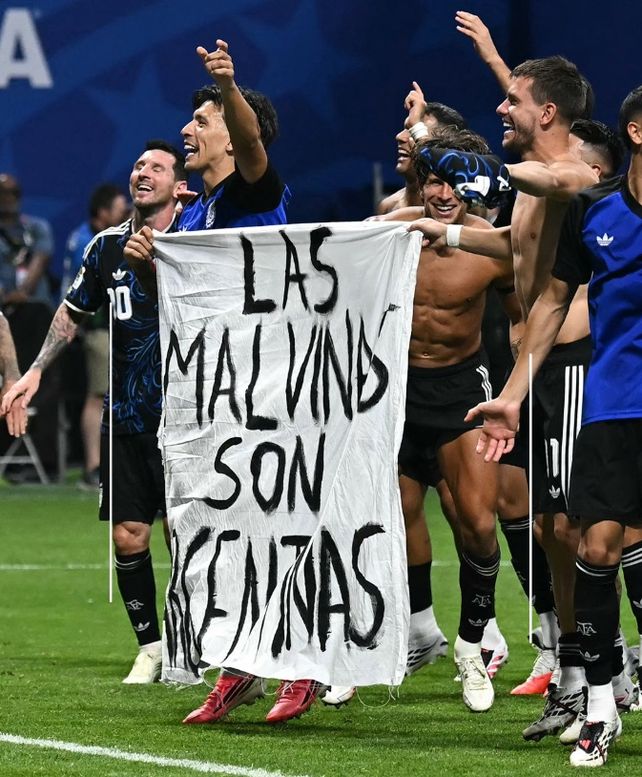 La bandera que mostraron los jugadores: Las Malvinas son argentinas