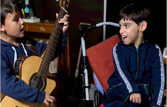 Amistad. El pequeño cantor también le está enseñando a Santi a tocar el bombo