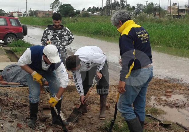 Vecinos del barrio Nueva Santa Fe realizan tareas de zanjeo por su cuenta