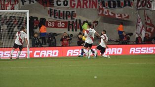 ¡No lo griten! Facundo Buonanotte define tras el rebote en Armani, pero el VAR revisó la jugada y dijo estaba adelantado.