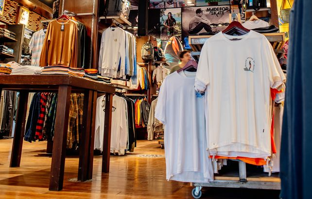 Vidriera del local de ropa deportiva Spy Limited en Rosario.