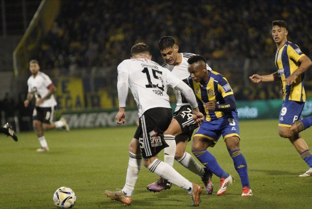 Absorbido por la marca de Riestra. El colombiano Campaz viene cumpliendo pobres tareas. No tendría un lugar seguro como titular en Central en el derbi de la ciudad.&nbsp;