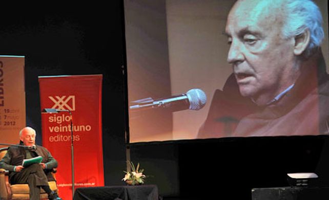 Galeano denunci&oacute; en la Feria del Libro que el mundo est&aacute; al rev&eacute;s