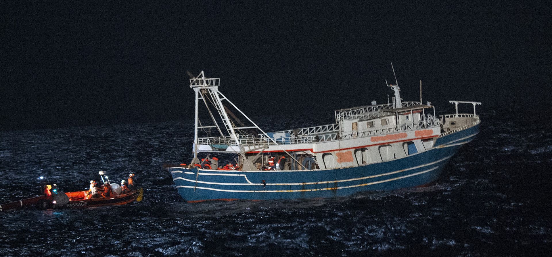 La tripulación del bote de rescate Geo Barents se acerca en un bote a un bote de pesca en aguas internacionales frente a la costa de Libia el martes 4 de abril de 2023. Unos 440 refugiados de Pakistán, Bangladesh, Egipto, Somalia y Sri Lanka fueron llevados a bordo. los Geo Barents. (Foto AP/Salvatore Cavalli)