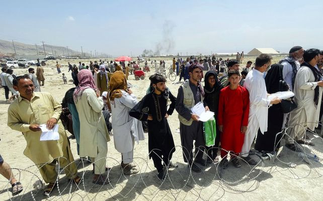 Cientos de personas se reúnen frente al aeropuerto internacional de Kabul