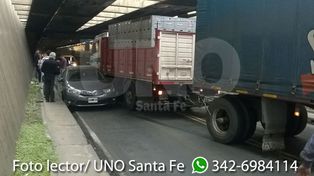 Un camión chocó a un auto en el Túnel Subfluvial y produjo demoras en el tránsito