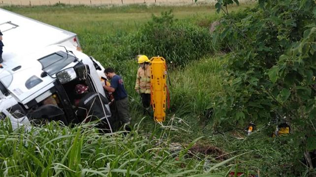 Ruta 12: volcó un camión y el conductor quedó atrapado