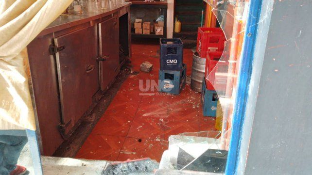 Rompieron la vidriera, provocaron destrozos y se llevaron milanesas de un tradicional bar de Bulevar