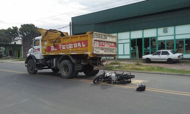 Un herido tras chocar una moto y un camión