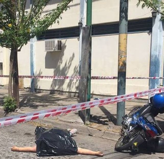 Tendida. El triste desenlace de un acto delictivo ocurrido ayer en el barrio Pueyrredón de la ciudad de Córdoba.