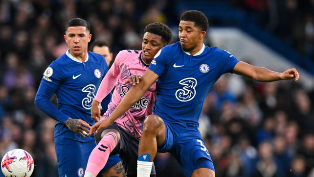 Enzo Fernández junto a Wesley Fofana, su compañero del Chelsea que lo acusó de racismo.