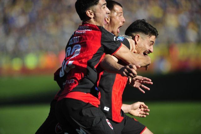 Matías Cóccaro celebra el empate de Newells en el clásico.