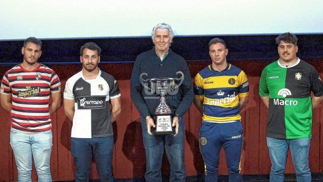Los jugadores de los equipos finalistas junto al presidente de la UAR